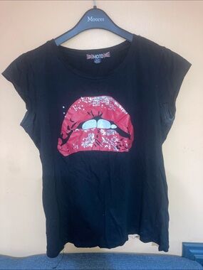 Black Short Sleeve Lip Graphic Tee - Red Lip Print
